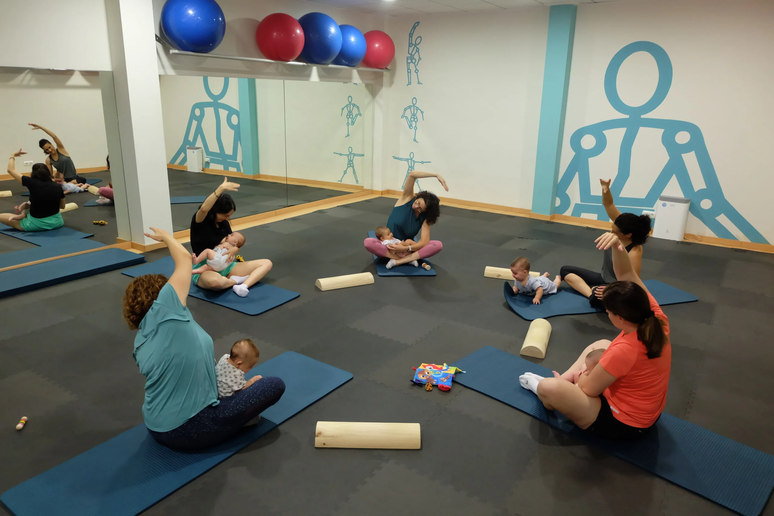 Mamás y bebés de L'Alcúdia haciendo estiramientos claves para la Recuperación Postparto