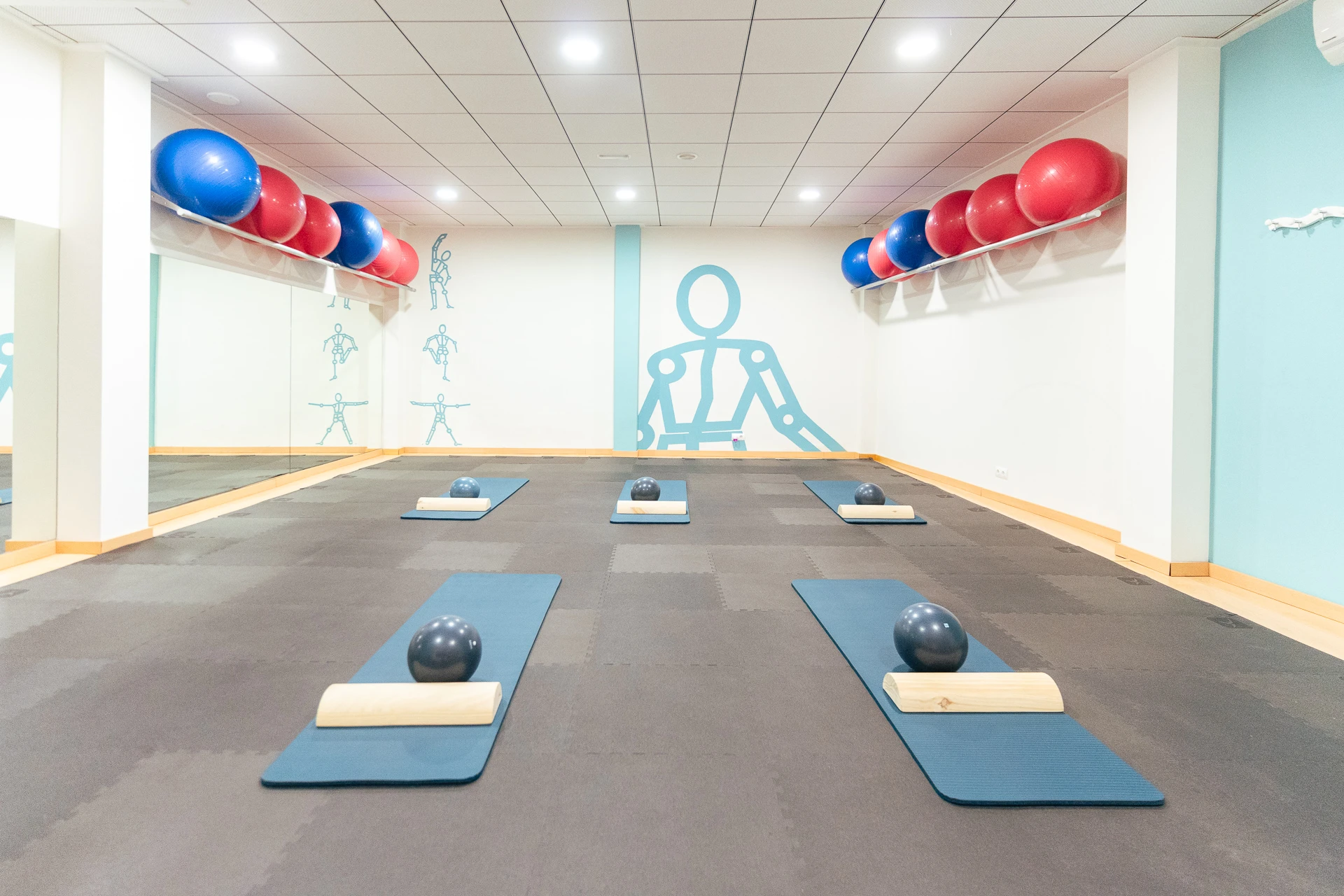 Sala grande con colchonetas, balon y tronco para el Curso de Preparacion al Parto en EstelfFisiosalut