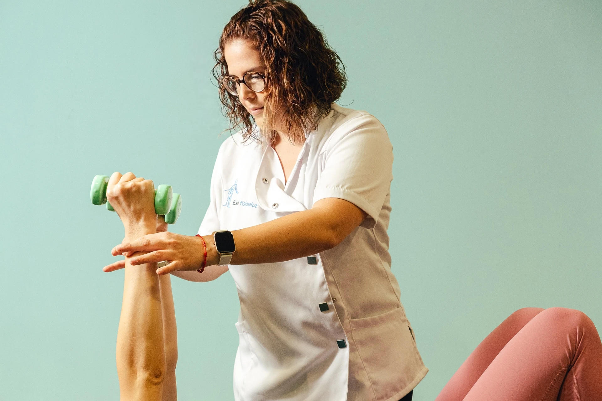 Fisioterapeuta enseñando ejercicio beneficioso para la Menopausia cerca de Alginet y Catadau