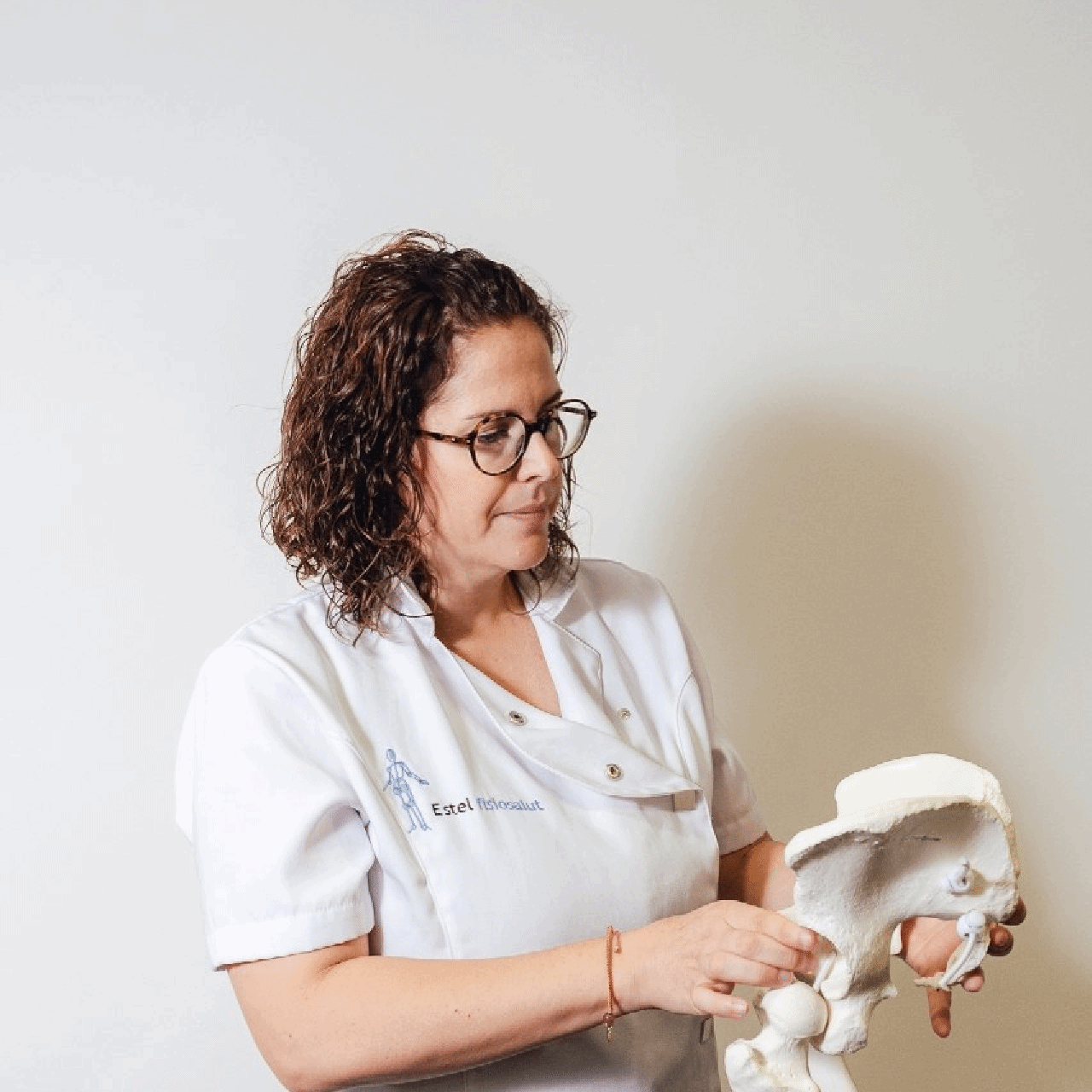 Gif de Fisioterapeuta especialista en Suelo Pelvico sosteniendo una pelvis como modelo anatomico.
