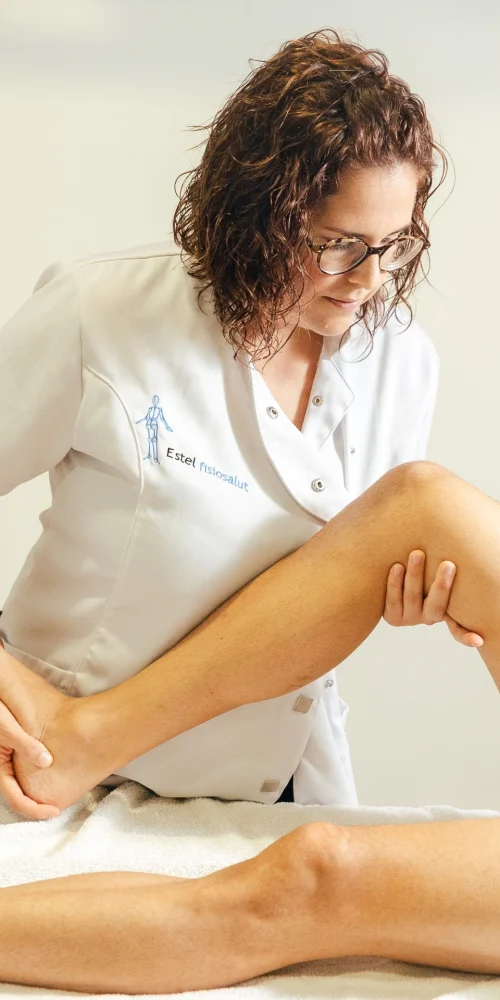 Fisioterapeuta de EstelFisiosalut tratando una lesion de rodilla a un paciente de Carlet.