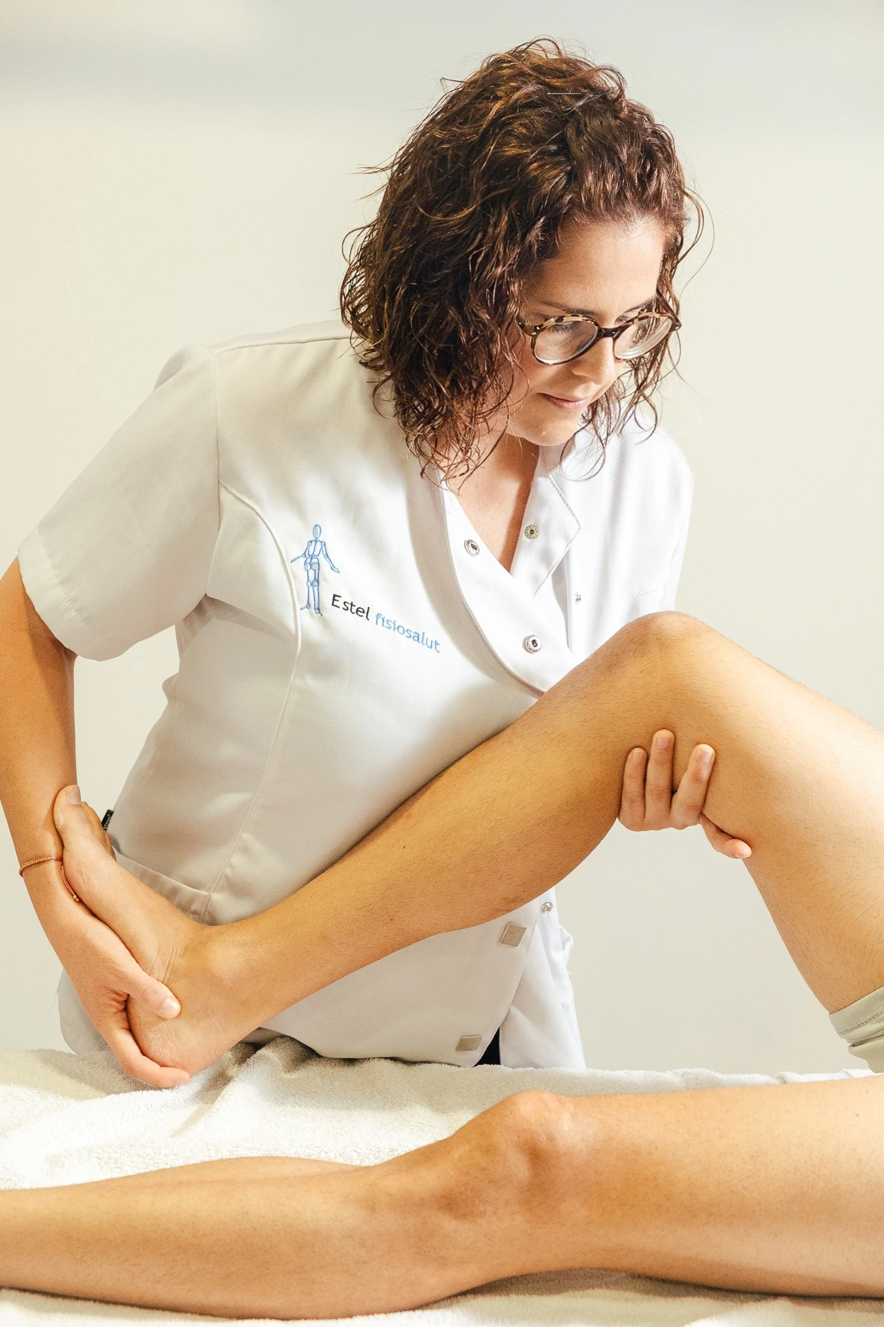 Fisioterapeuta de EstelFisiosalut tratando una lesion de rodilla a un paciente de Carlet.