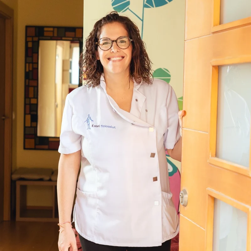 Estel Roig, Fisioterapeuta de EstelFisiosalut, en la entrada de la clínica recibiendo a un paciente de L'Alcúdia.