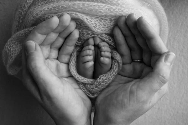 Figura artística de manos de mamá y pies de bebé en clase de Recuperacion Postparto
