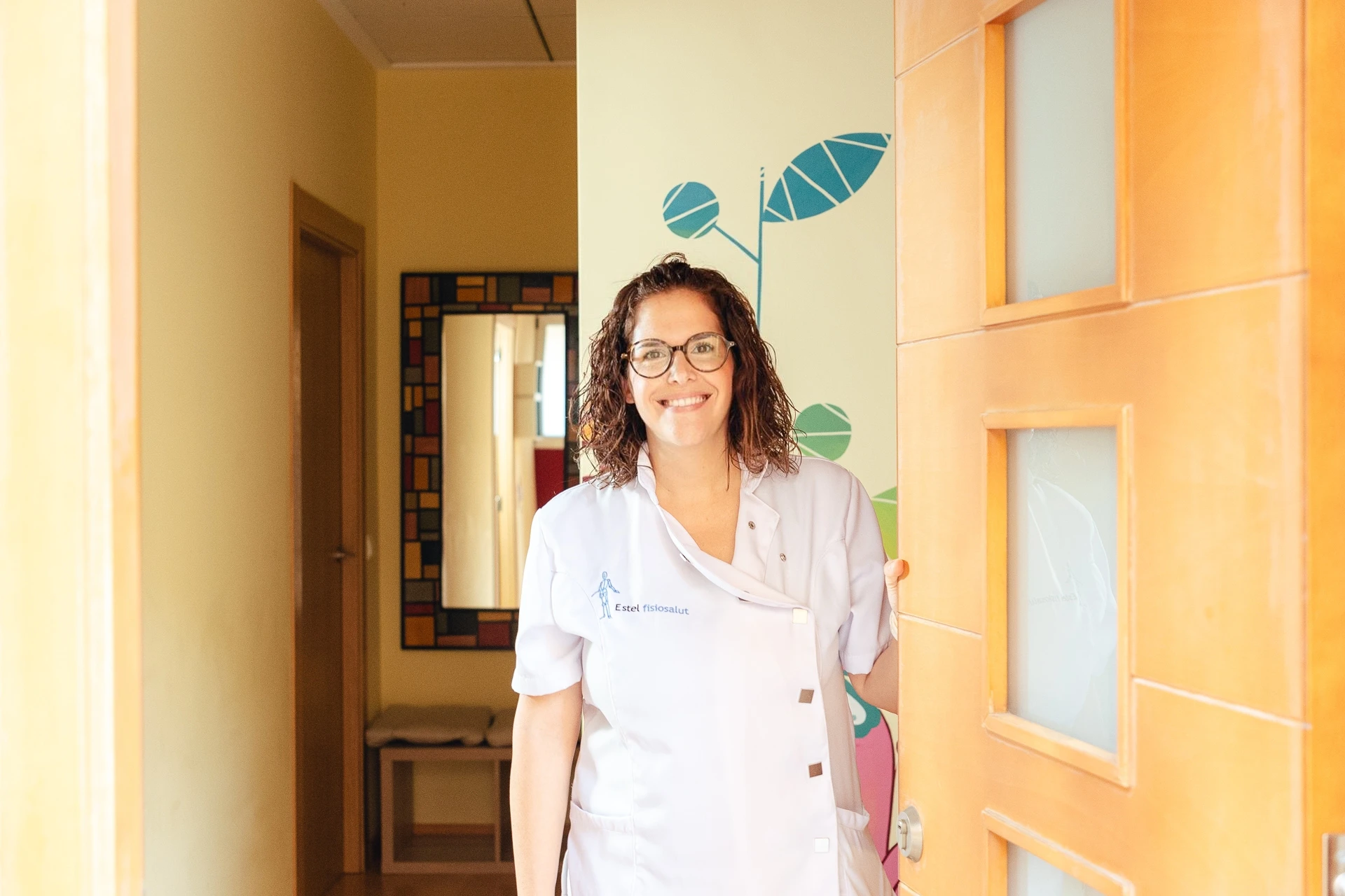 Estel Roig, Fisioterapeuta de EstelFisiosalut, recibiendo a un paciente de Carlet en la Clinica