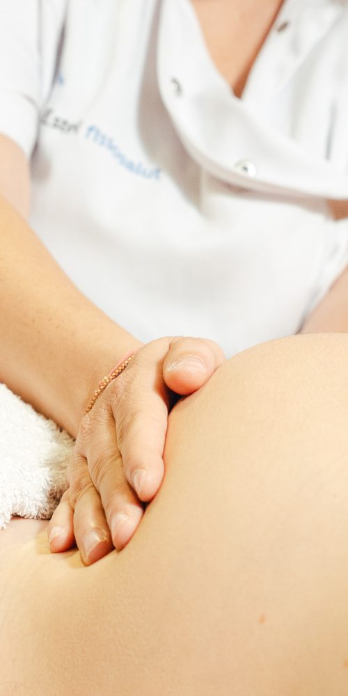 Estel Roig, Fisioterapeuta, palpando el abdomen de una embarazada durante un Curso de Preparación al Parto.