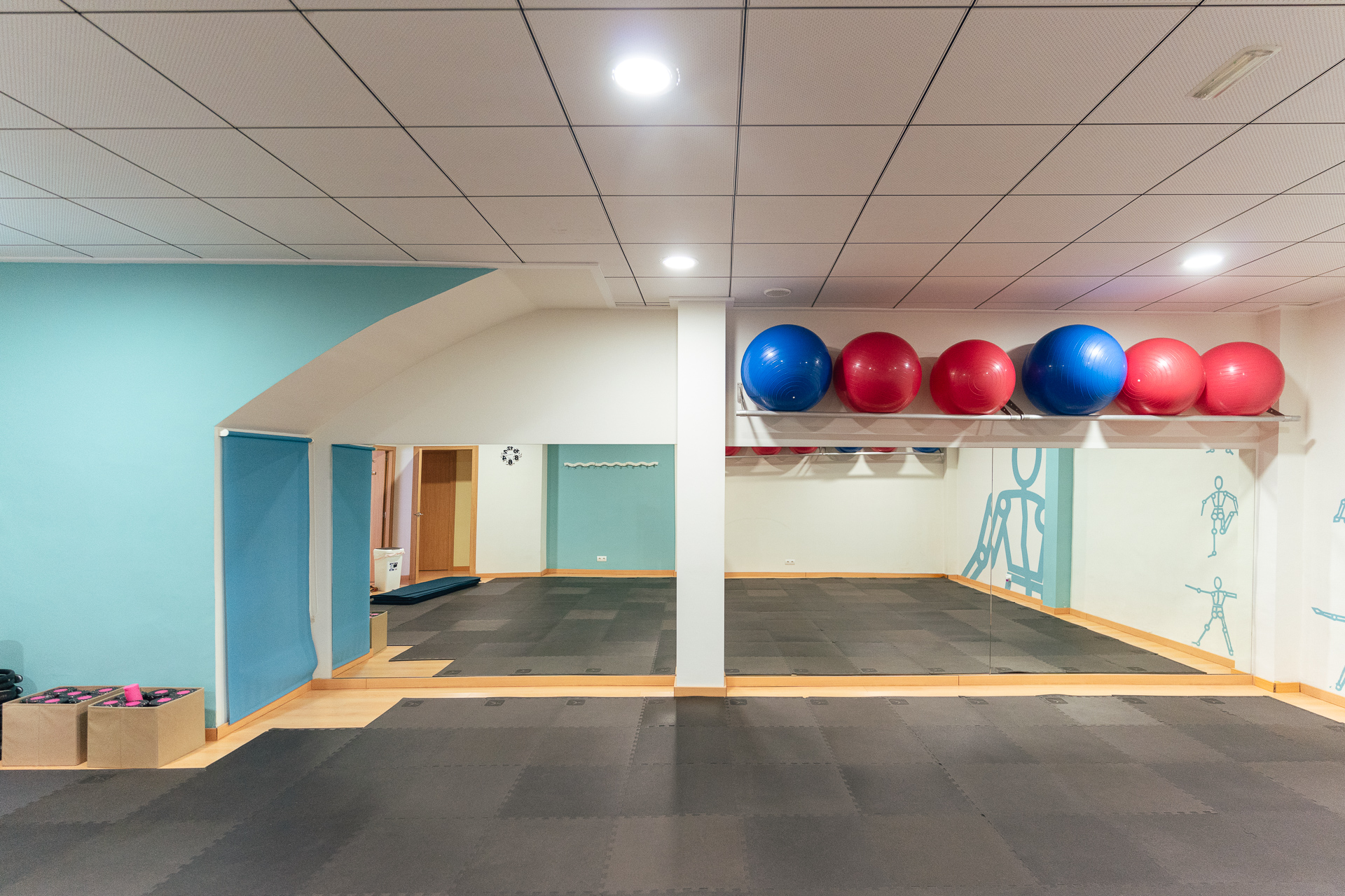 Sala de pilates en EstelFisiosalut con material necesario para el ejercicio