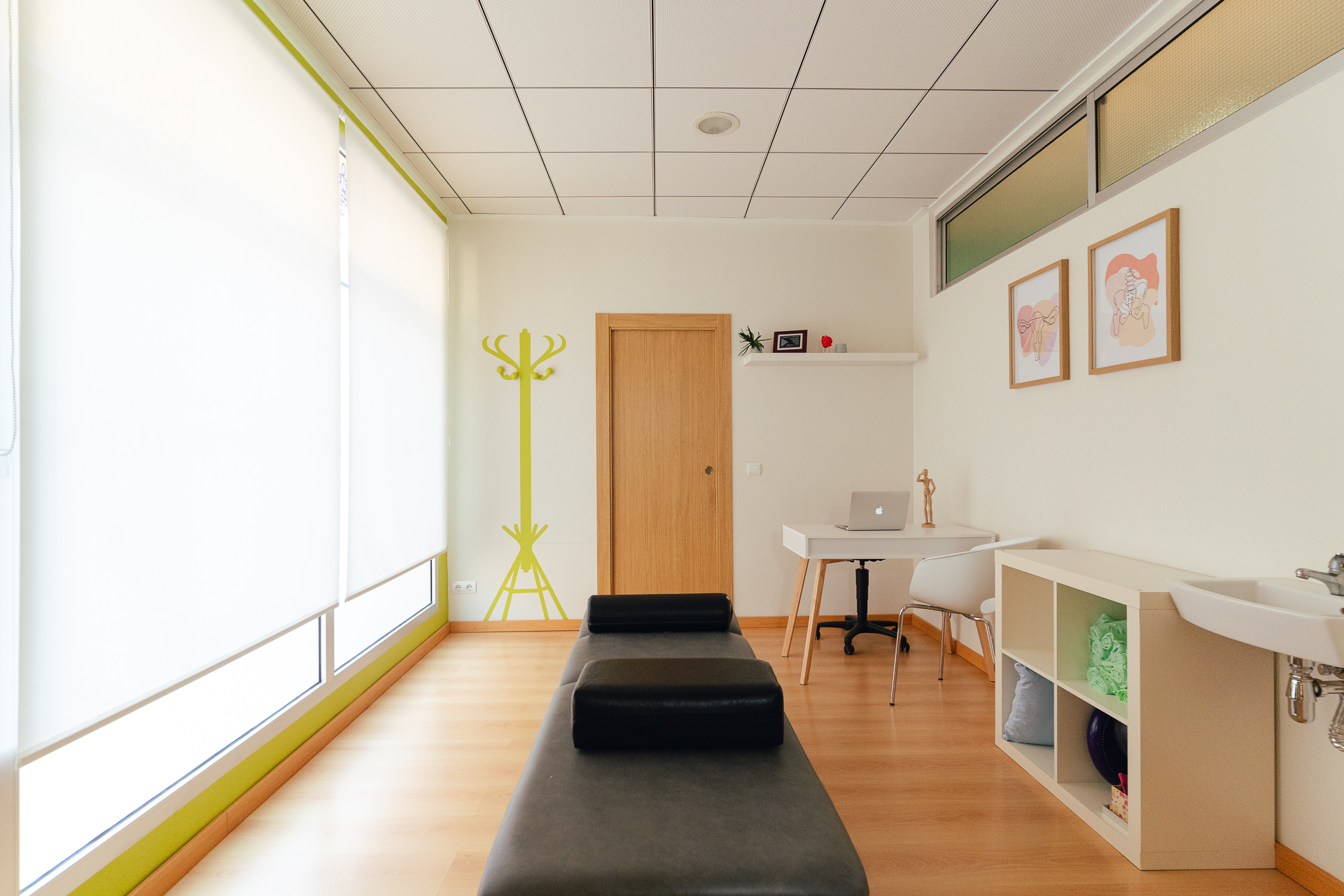 Sala de EstelFisiosalut con camilla y ambiente acogedor para tratamiento de cicatrices de cesárea.