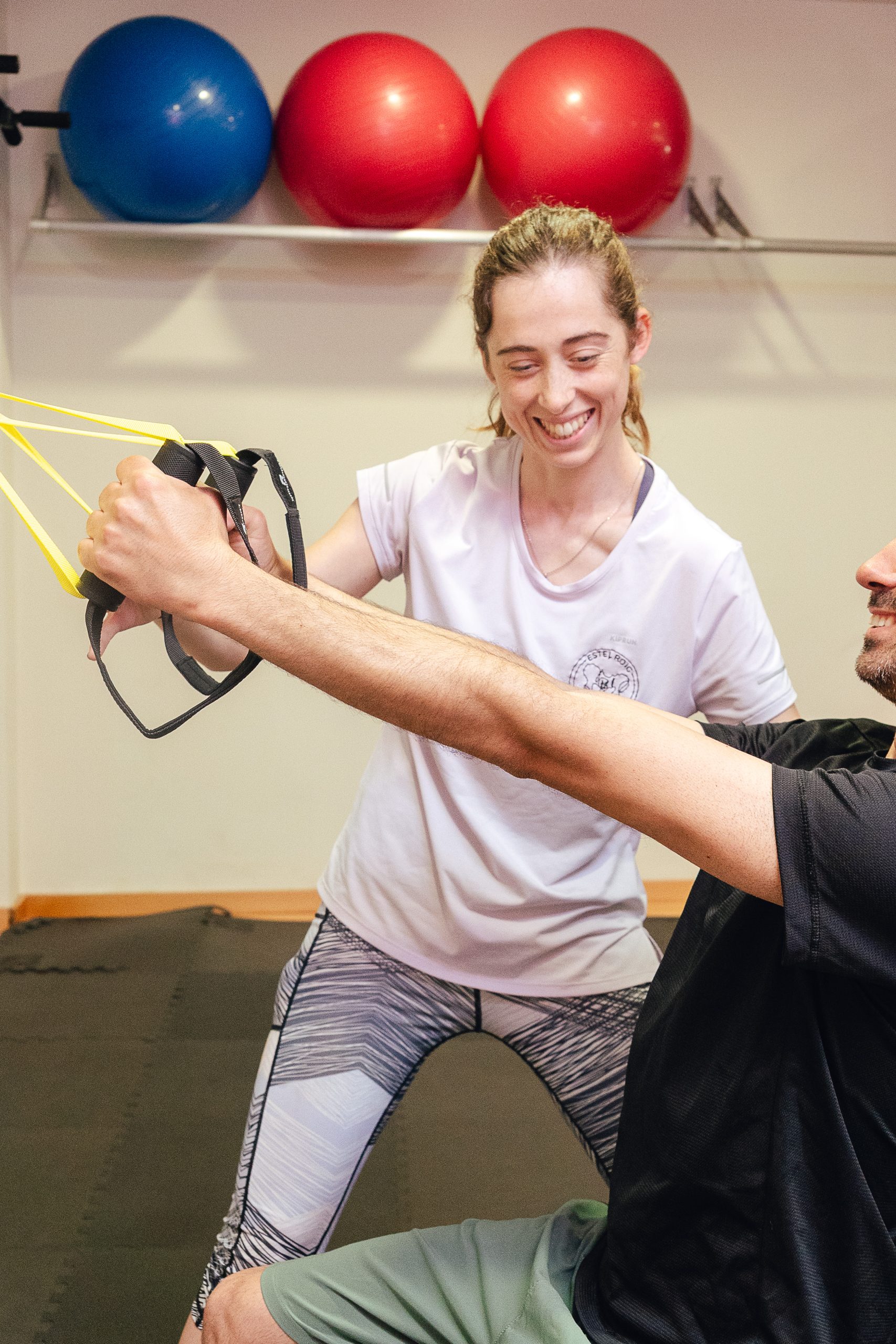 Fisioterapeuta guia ejercicio de TRX para las clases de Entrenamiento Funcional cerca de Carlet i l'Alcudia